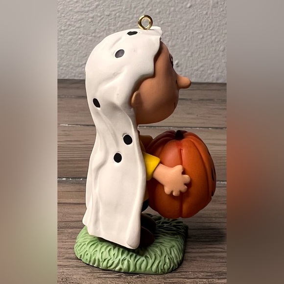 Hallmark NEW 2012 “Charlie Brown ‘o Lantern The PEANUTS Gang Halloween Ornament - Picture 6 of 10